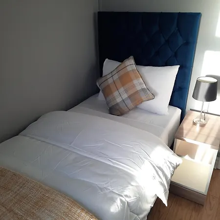 Гостьовий будинок Budget - 9 East Grange Drive