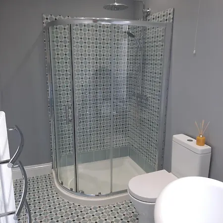 Grange House Budget * Leeds (West Yorkshire)