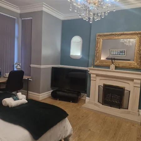 Budget - 9 East Grange Drive Leeds (West Yorkshire)