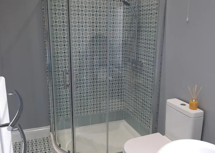 Grange House Budget * Λιντς