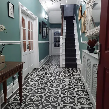 Budget - 9 East Grange Drive בית הארחה